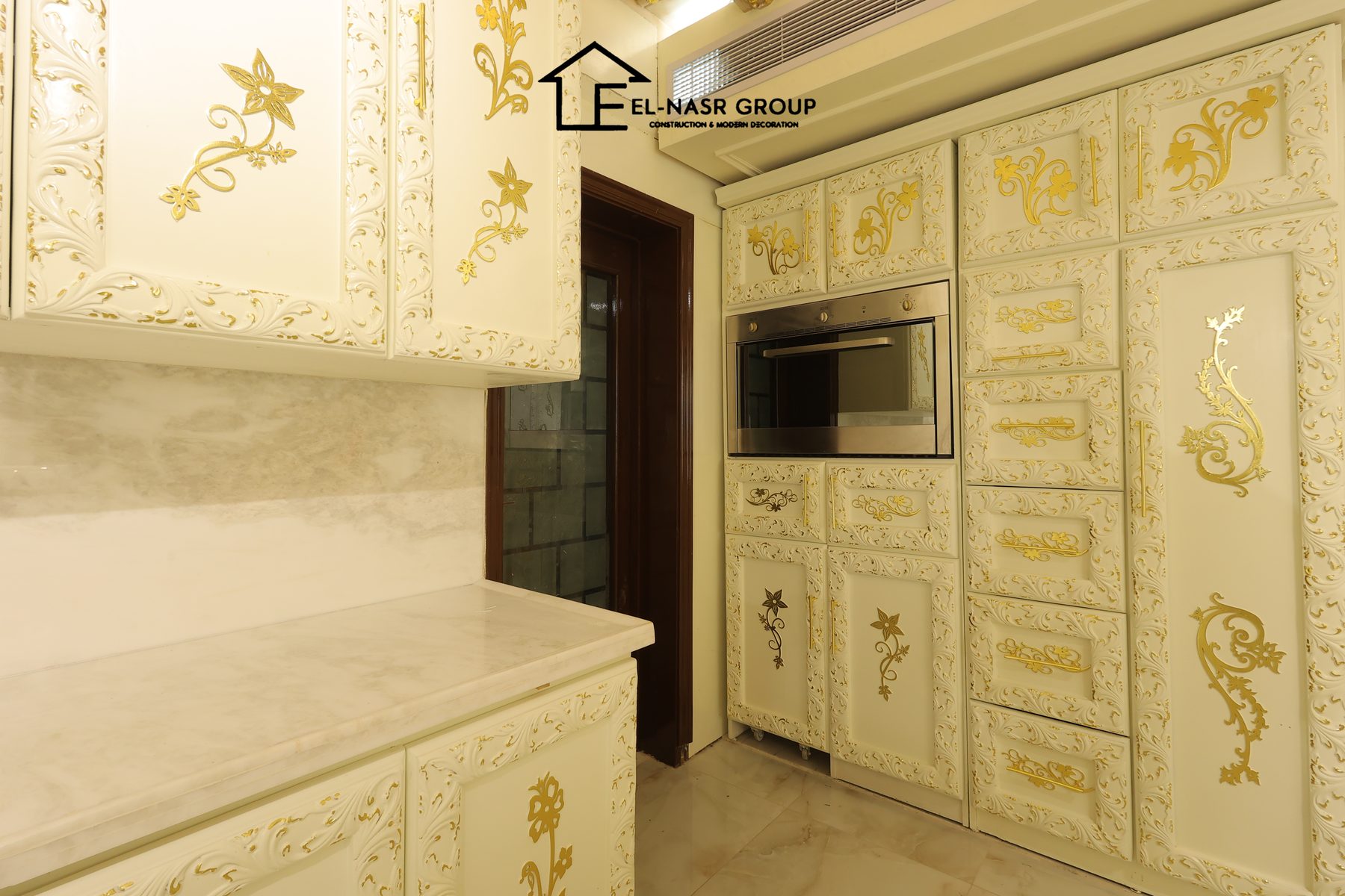 مطبخ رخامي بديكور معماري — زاوية جانبية وتوزيع الإضاءة